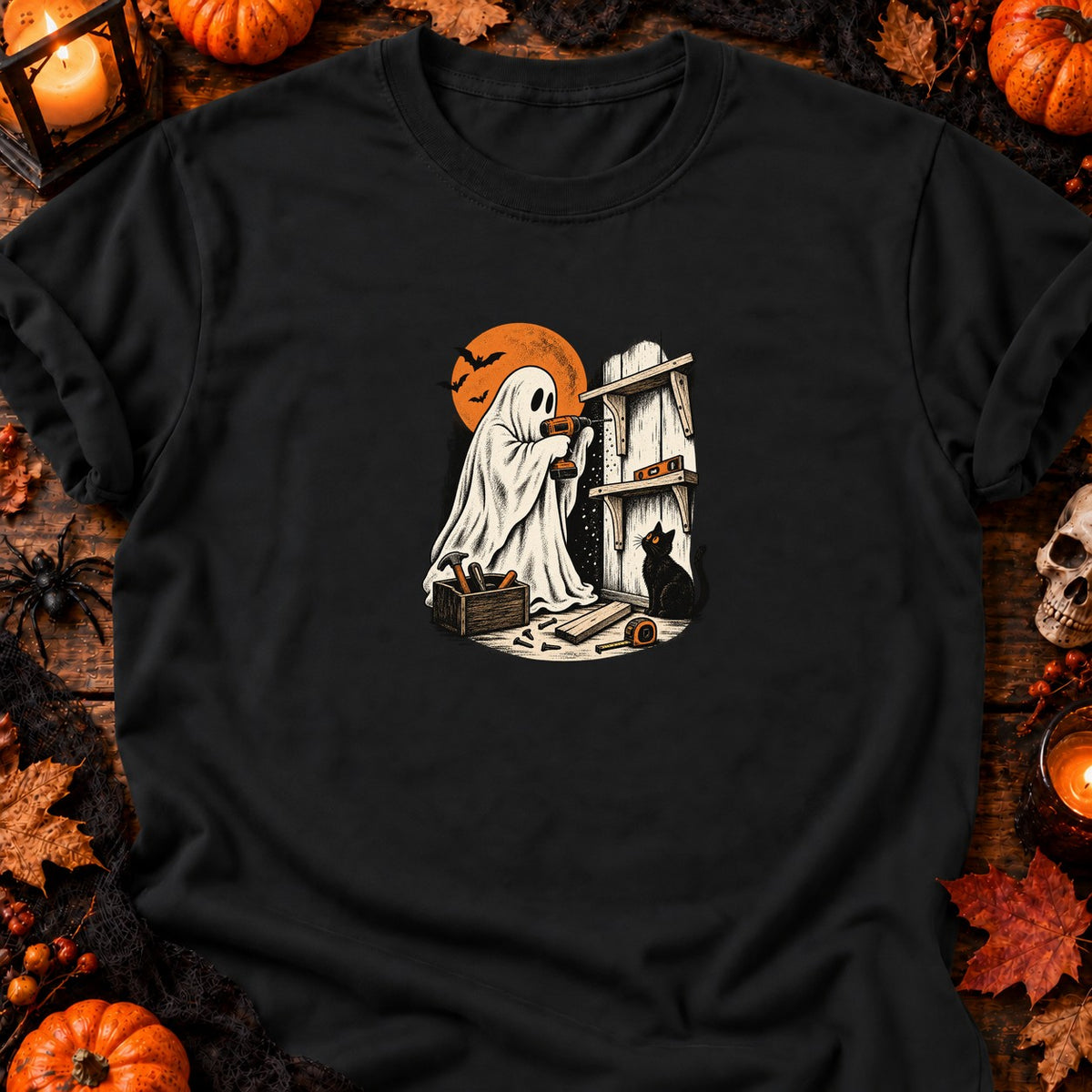 Fantôme bricoleur et étagère inachevée — T-shirt noir