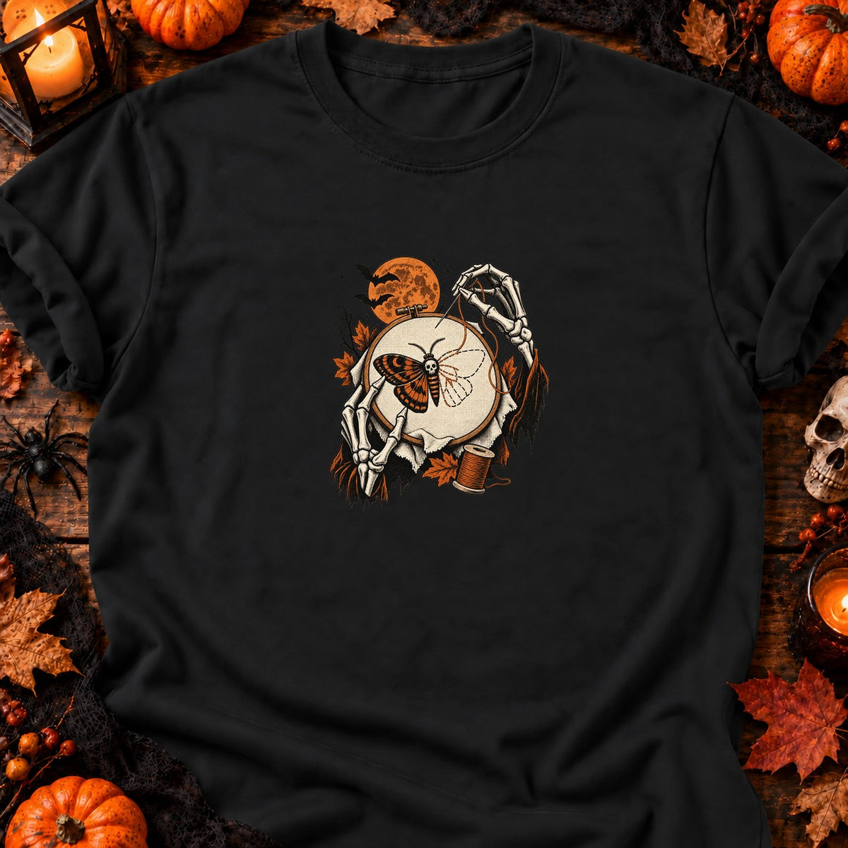 Squelette brodant un papillon de nuit — T-shirt noir