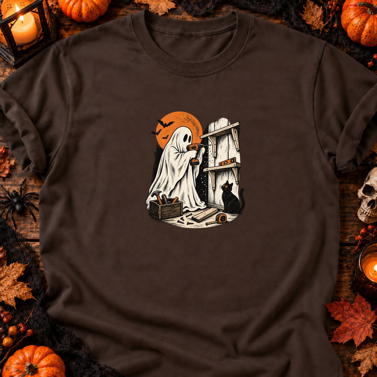 Fantôme bricoleur et étagère inachevée — T-shirt chocolat