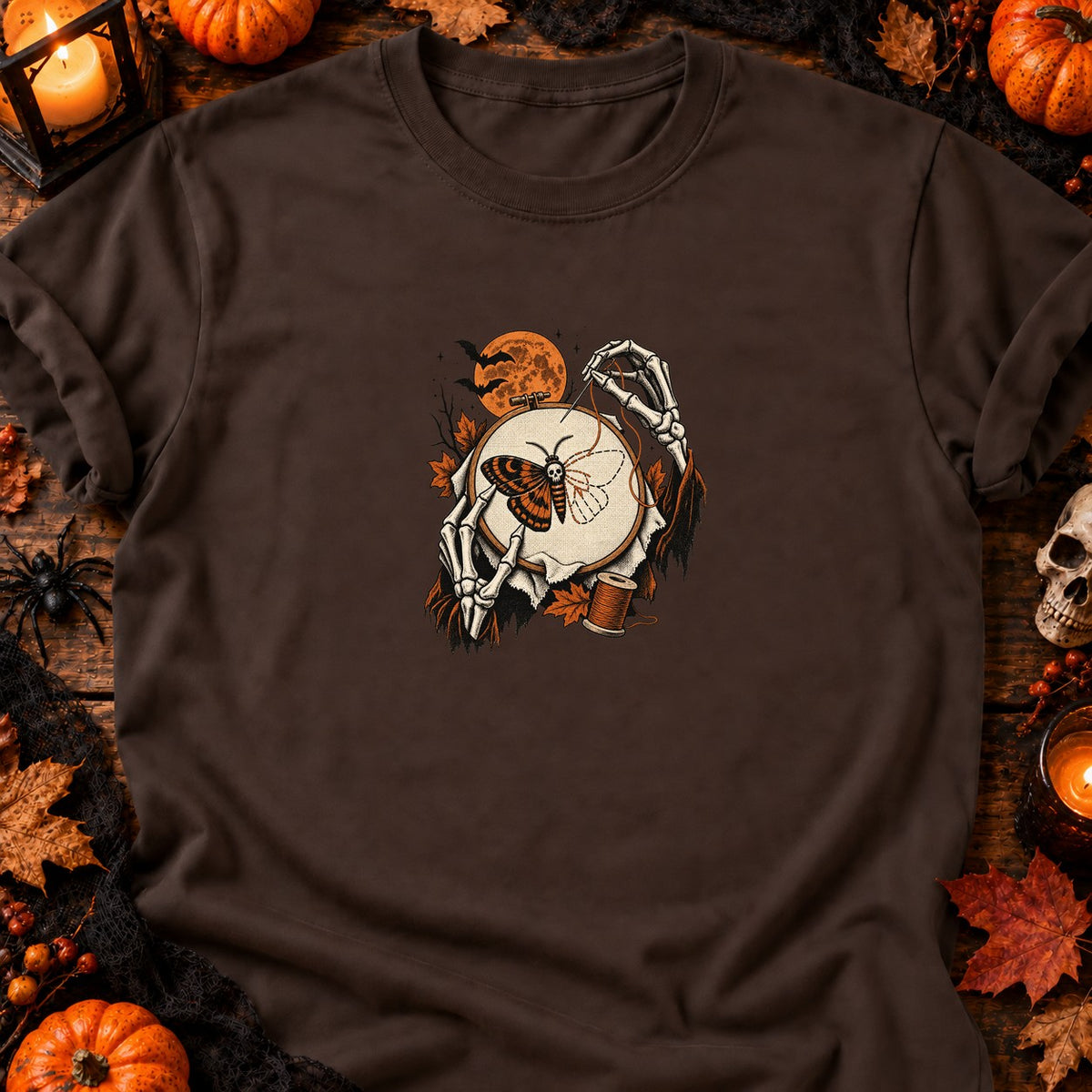 Squelette brodant un papillon de nuit — T-shirt chocolat