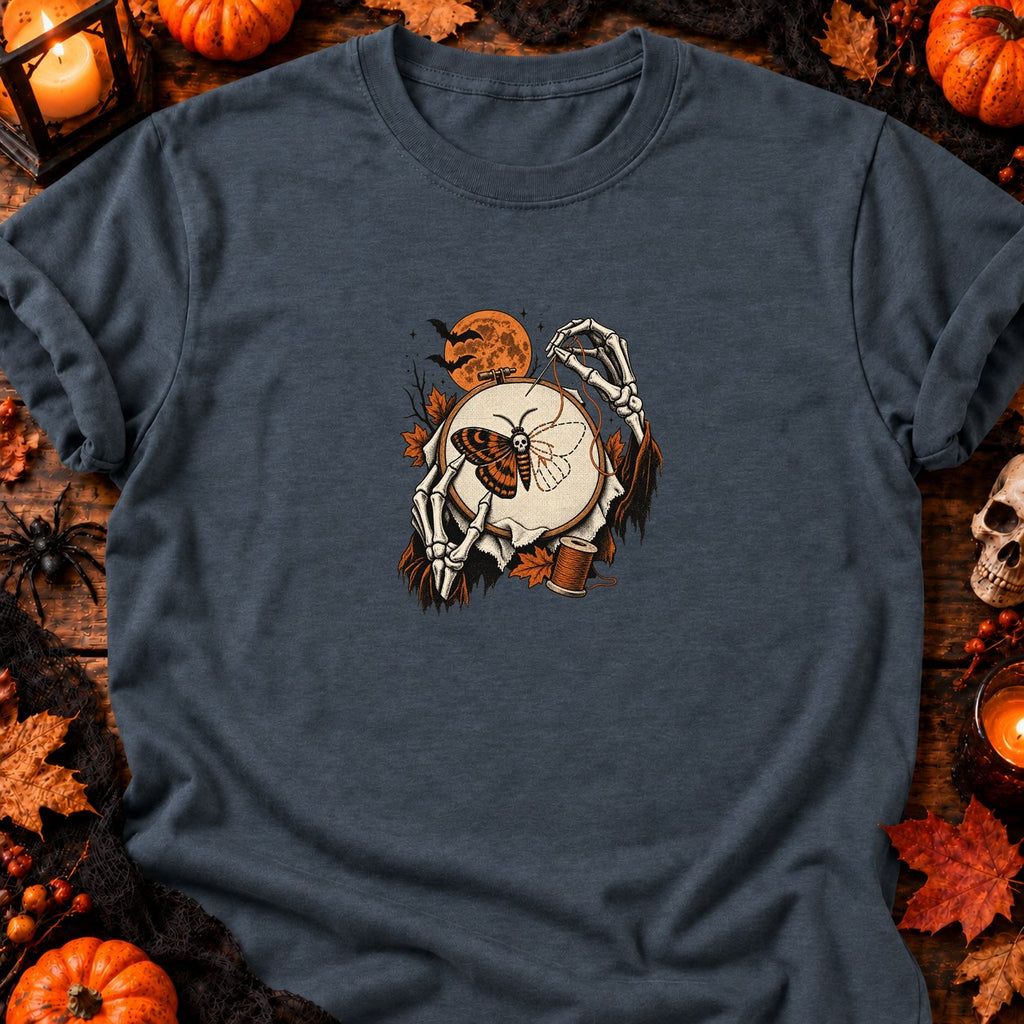 Squelette brodant un papillon de nuit — T-shirt gris anthracite chiné