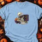 Squelette assemblant son PC — T-shirt bleu clair