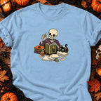 Squelette relieur d’Halloween — T-shirt bleu clair