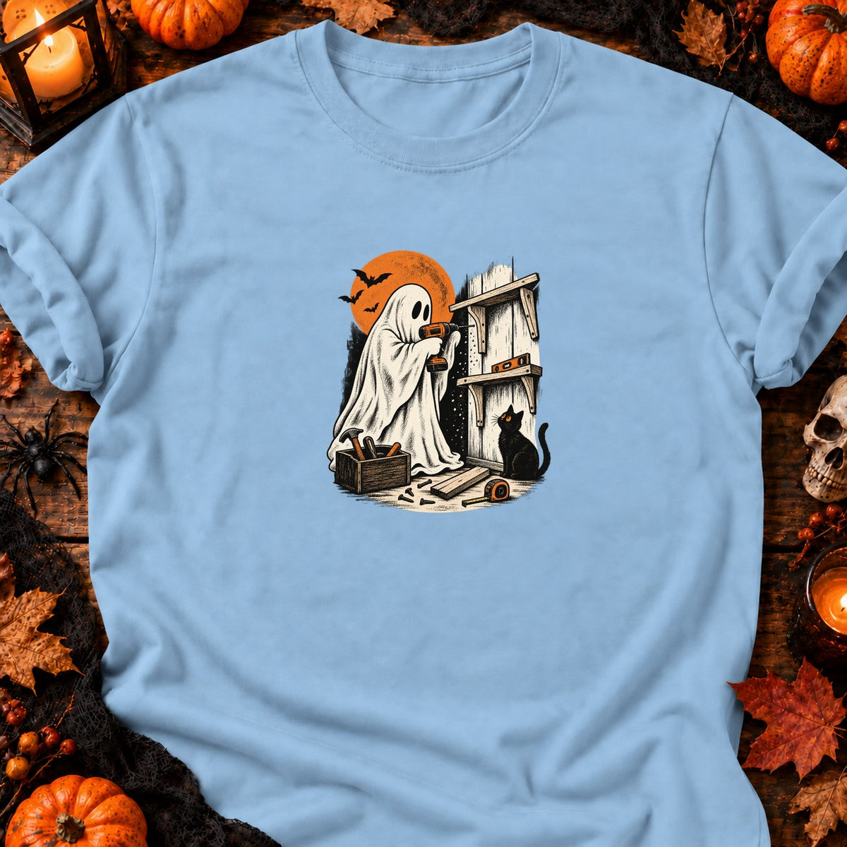 Fantôme bricoleur et étagère inachevée — T-shirt bleu clair