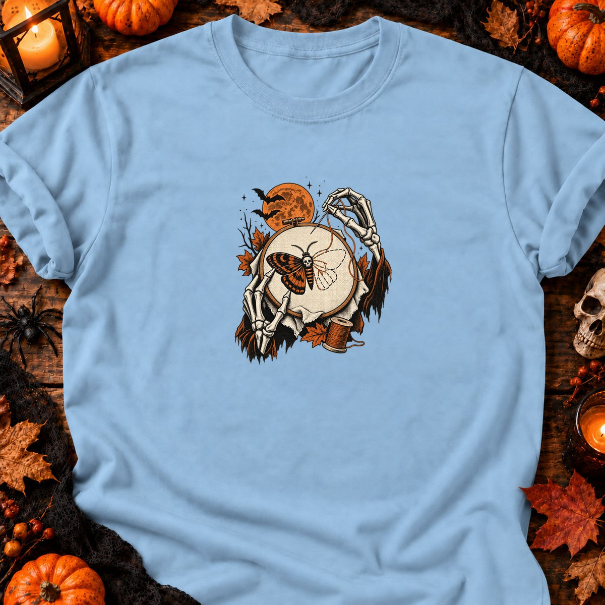 Squelette brodant un papillon de nuit — T-shirt bleu clair