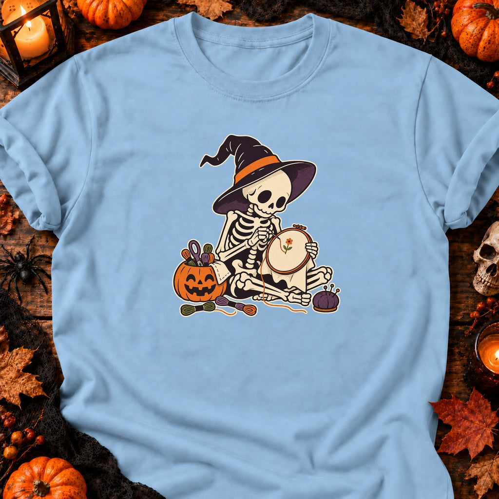 Squelette brodant une fleur — T-shirt bleu clair