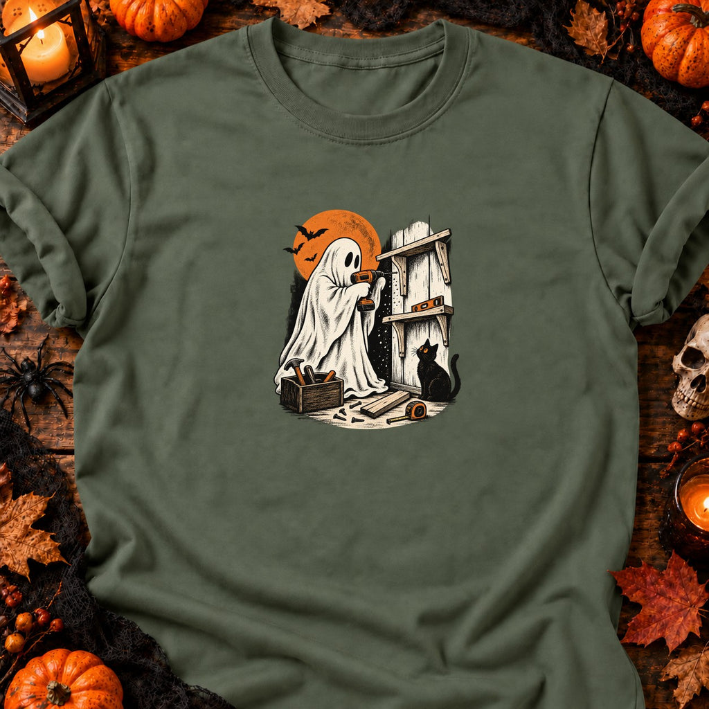 Fantôme bricoleur et étagère inachevée — T-shirt vert militaire