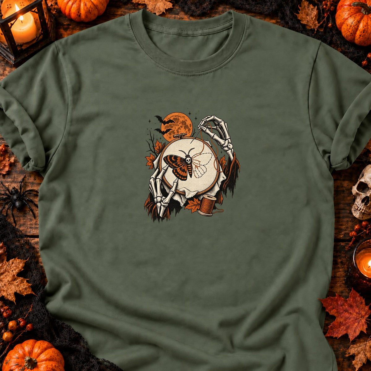 Squelette brodant un papillon de nuit — T-shirt vert militaire