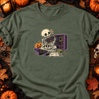 Squelette assemblant son PC — T-shirt vert militaire