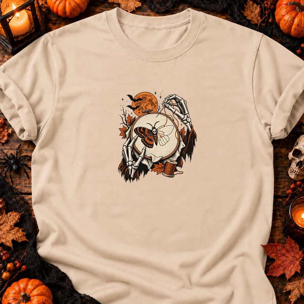 Squelette brodant un papillon de nuit — T-shirt naturel