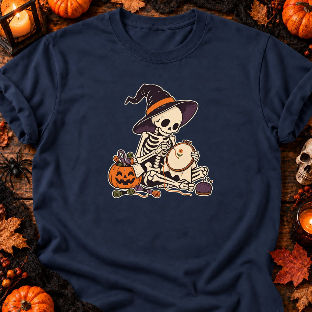Squelette brodant une fleur — T-shirt bleu marine