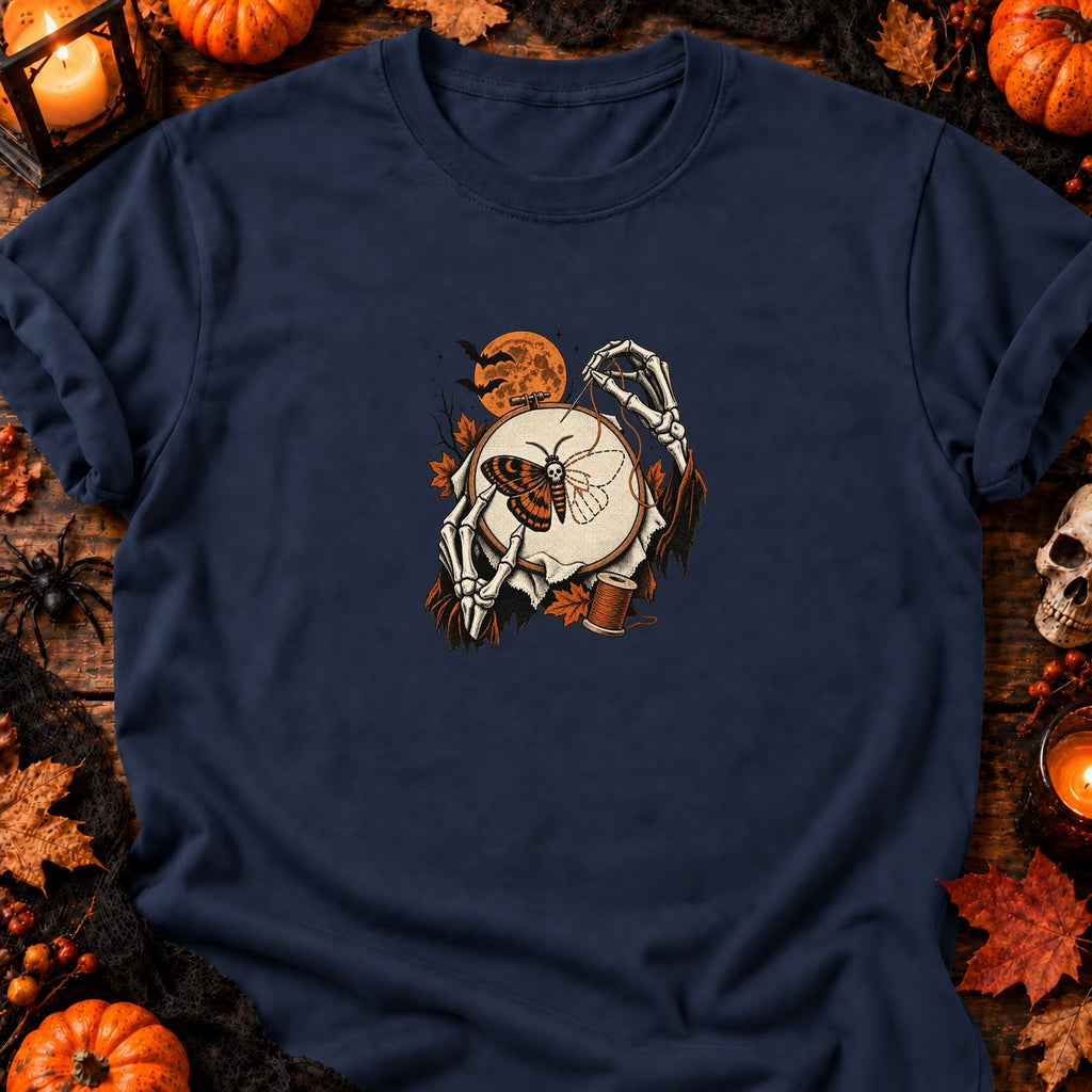 Squelette brodant un papillon de nuit — T-shirt bleu marine