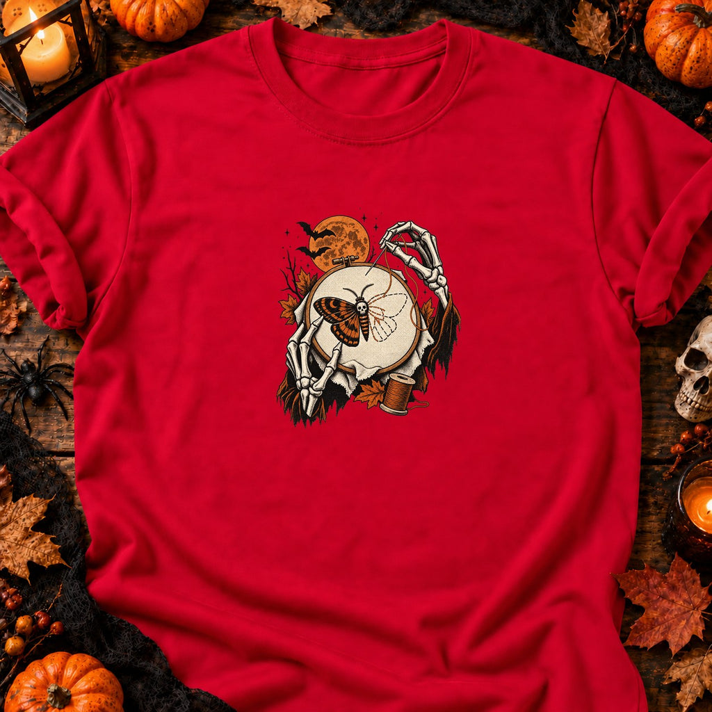 Squelette brodant un papillon de nuit — T-shirt rouge
