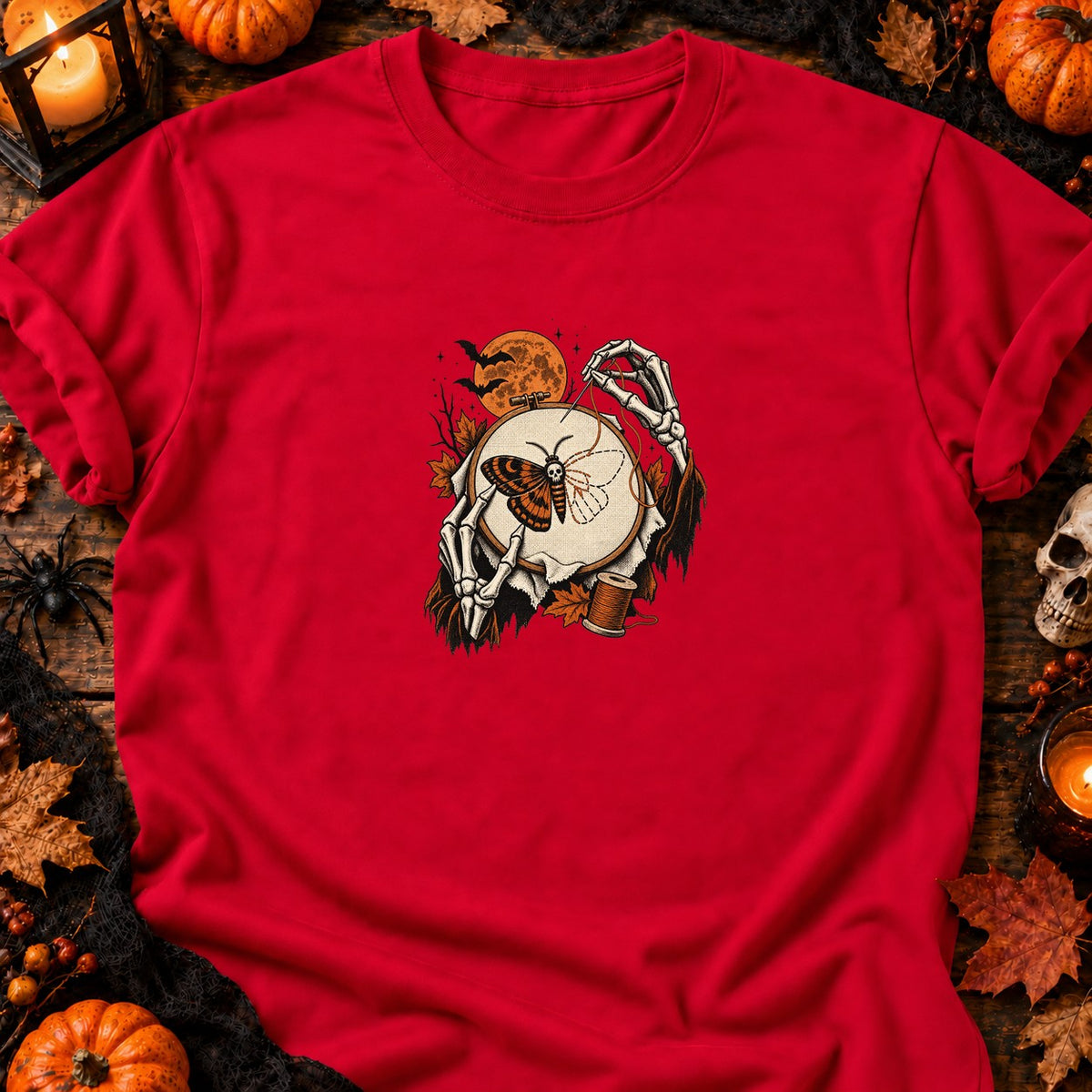 Squelette brodant un papillon de nuit — T-shirt rouge