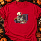 Squelette assemblant son PC — T-shirt rouge