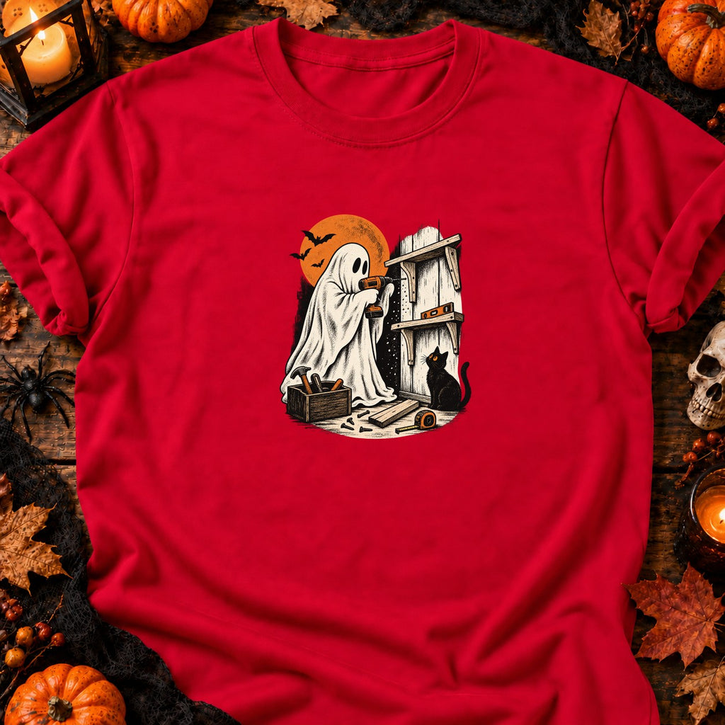 Fantôme bricoleur et étagère inachevée — T-shirt rouge