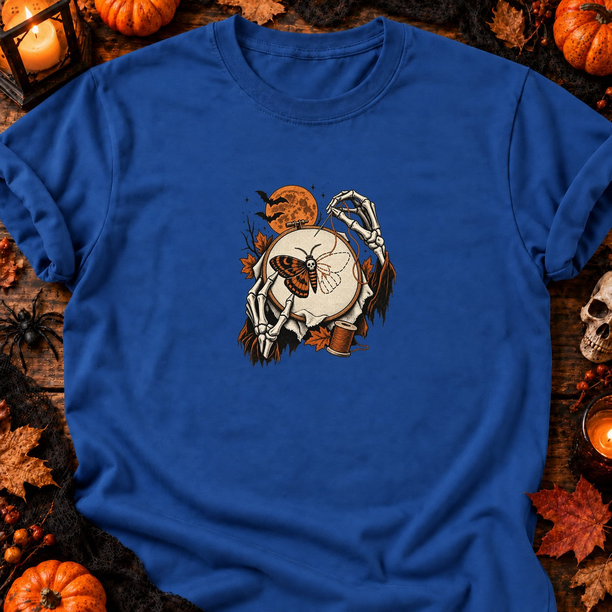 Squelette brodant un papillon de nuit — T-shirt bleu roi