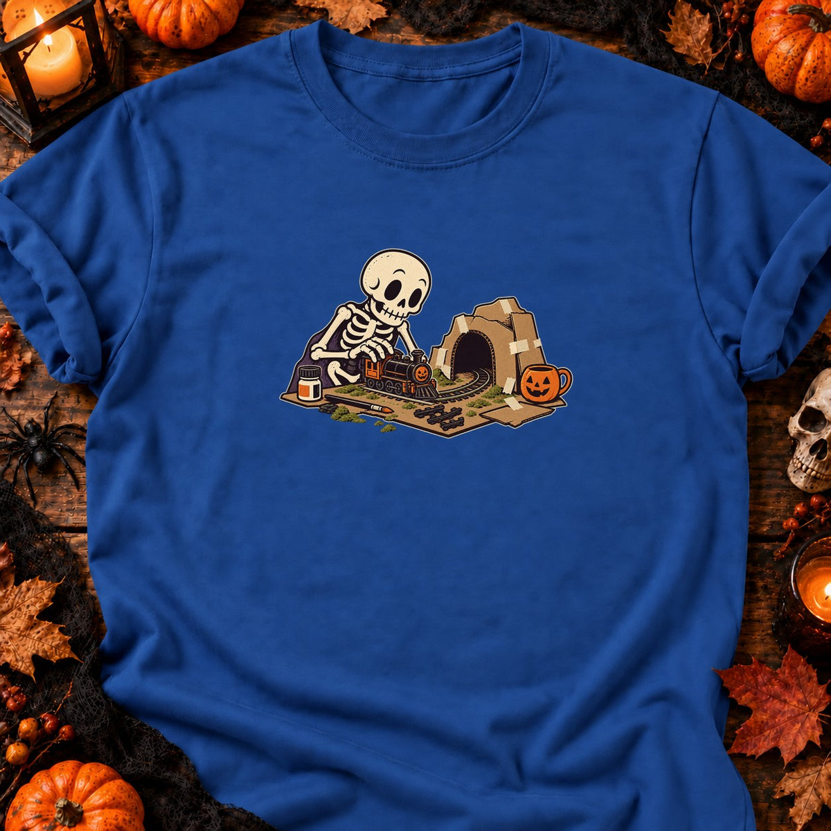 Squelette et train miniature — T-shirt bleu roi