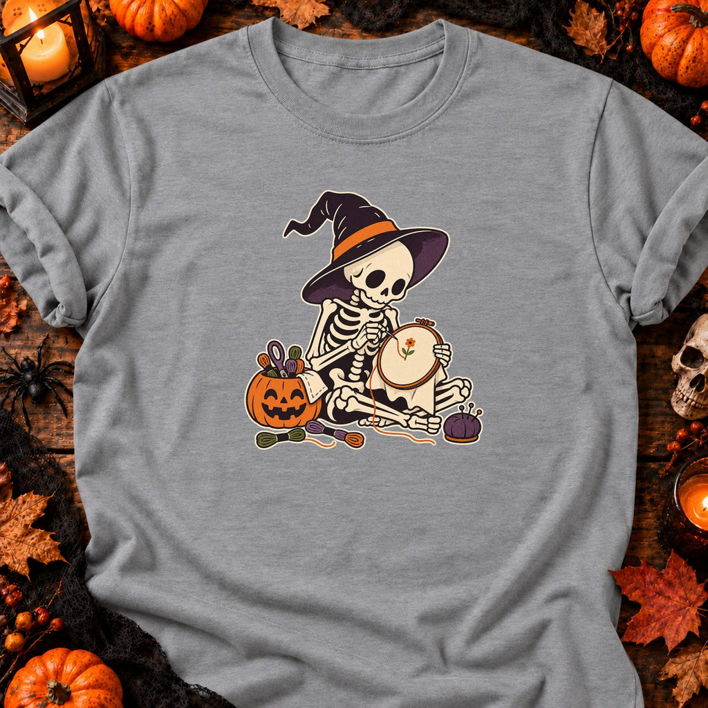 Squelette brodant une fleur — T-shirt gris chiné