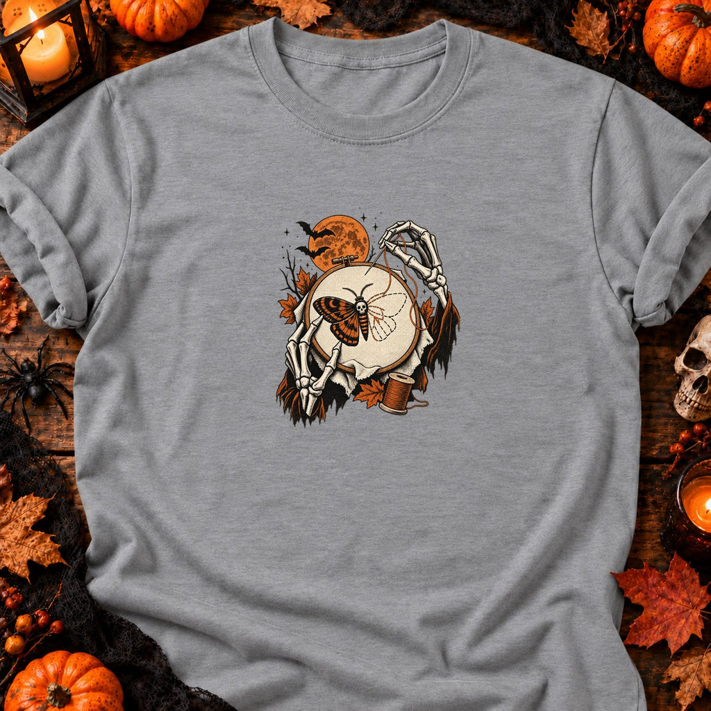 Squelette brodant un papillon de nuit — T-shirt gris chiné