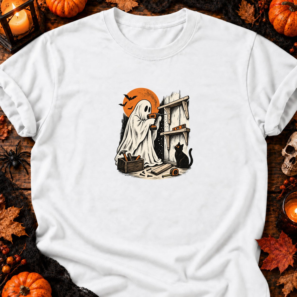 Fantôme bricoleur et étagère inachevée — T-shirt blanc