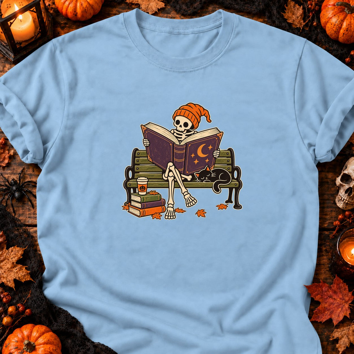 T-shirt Squelette lecteur sur banc parc, coloris bleu clair