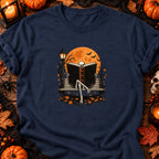 T-shirt Squelette lecteur sur banc, coloris bleu marine