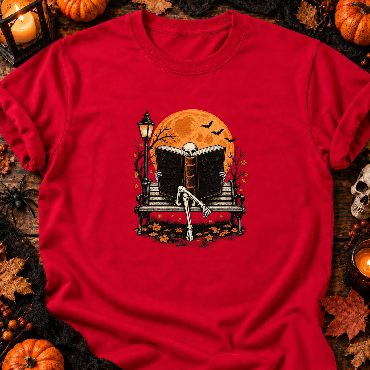 T-shirt Squelette lecteur sur banc, coloris rouge