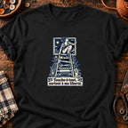 Femme libre sur échelle d’outils — T-shirt noir