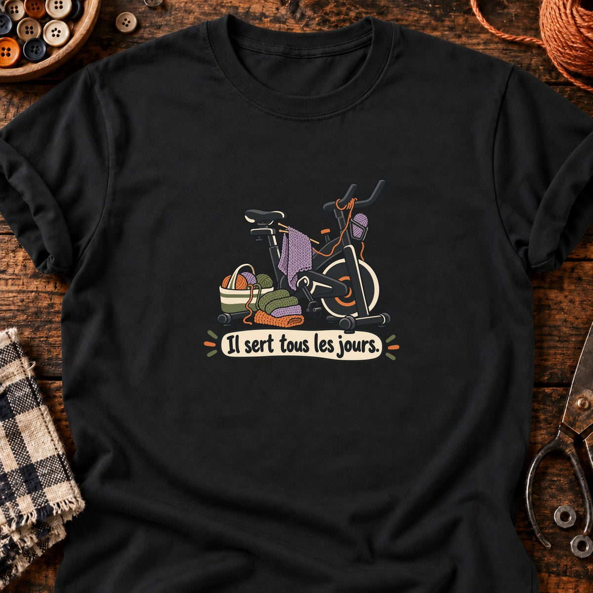 Vélo d’appartement et tricot Il sert tous les jours. — T-shirt noir