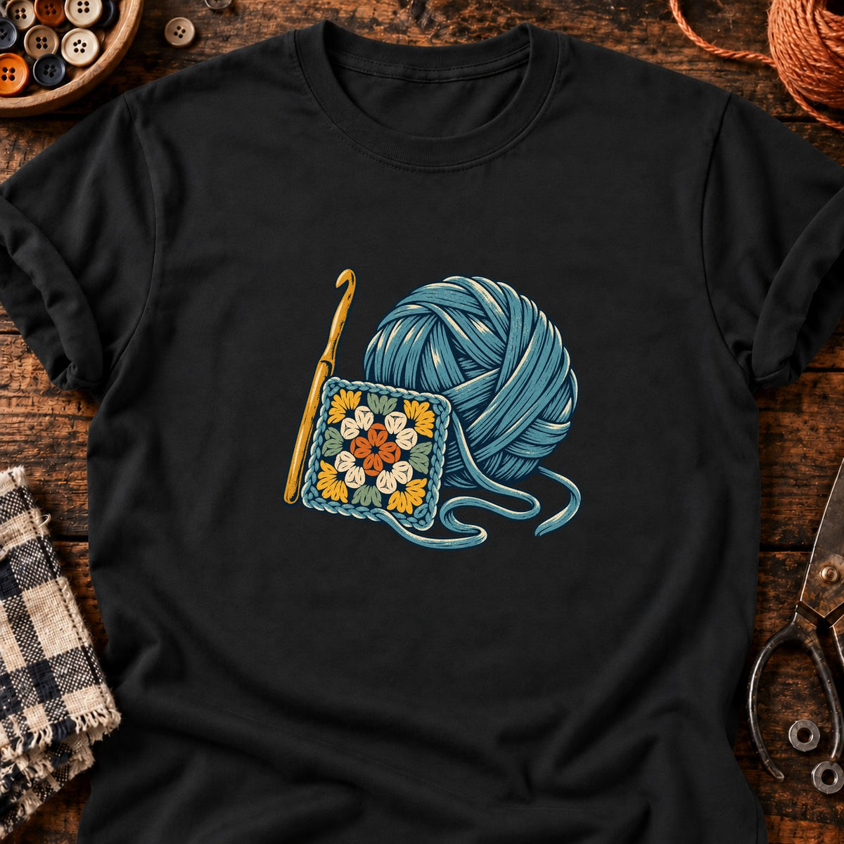 Crochet et carré fleuri en linogravure — T-shirt noir