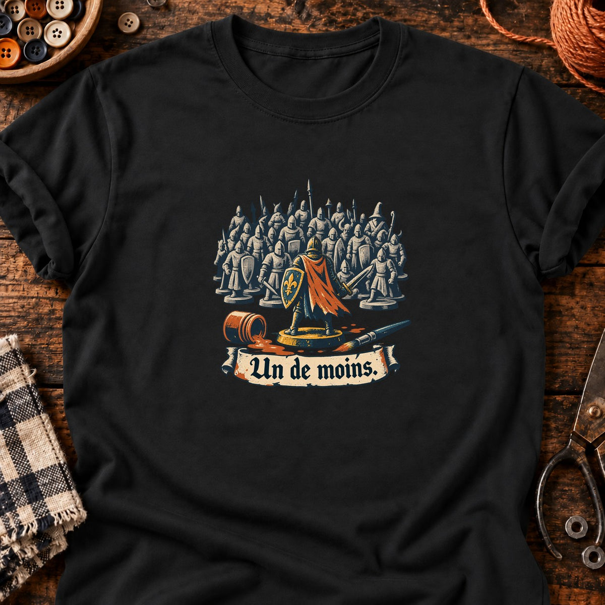 Chevalier miniature et foule de figurines — T-shirt noir