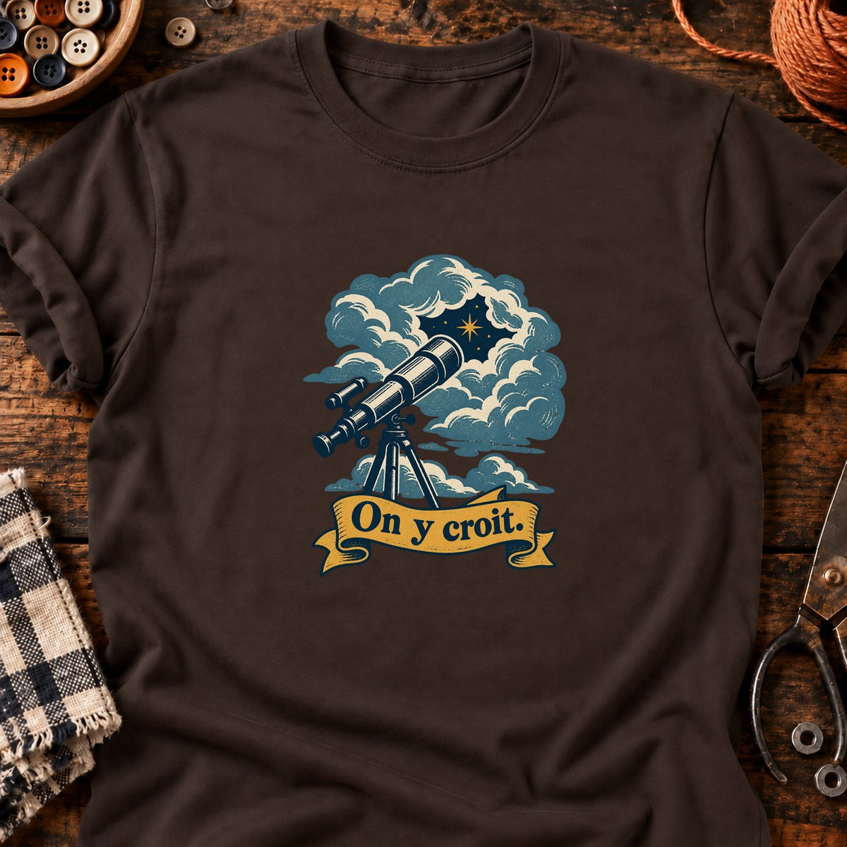 Télescope pointé vers une éclaircie — T-shirt chocolat