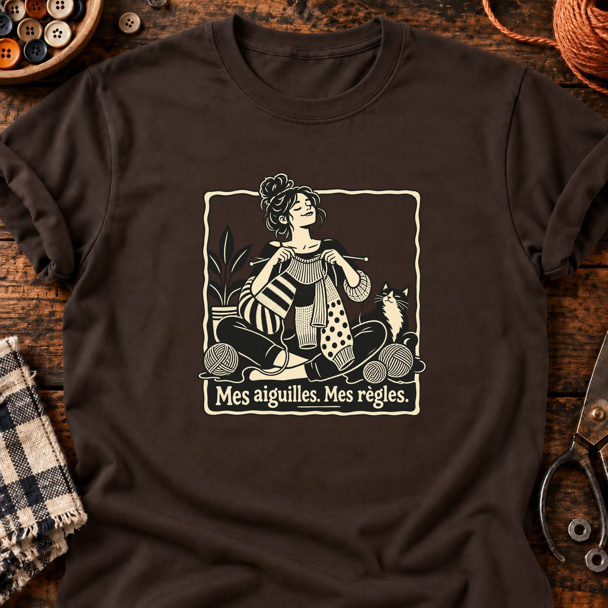 Mes aiguilles. Mes règles. Femme tricotant — T-shirt chocolat
