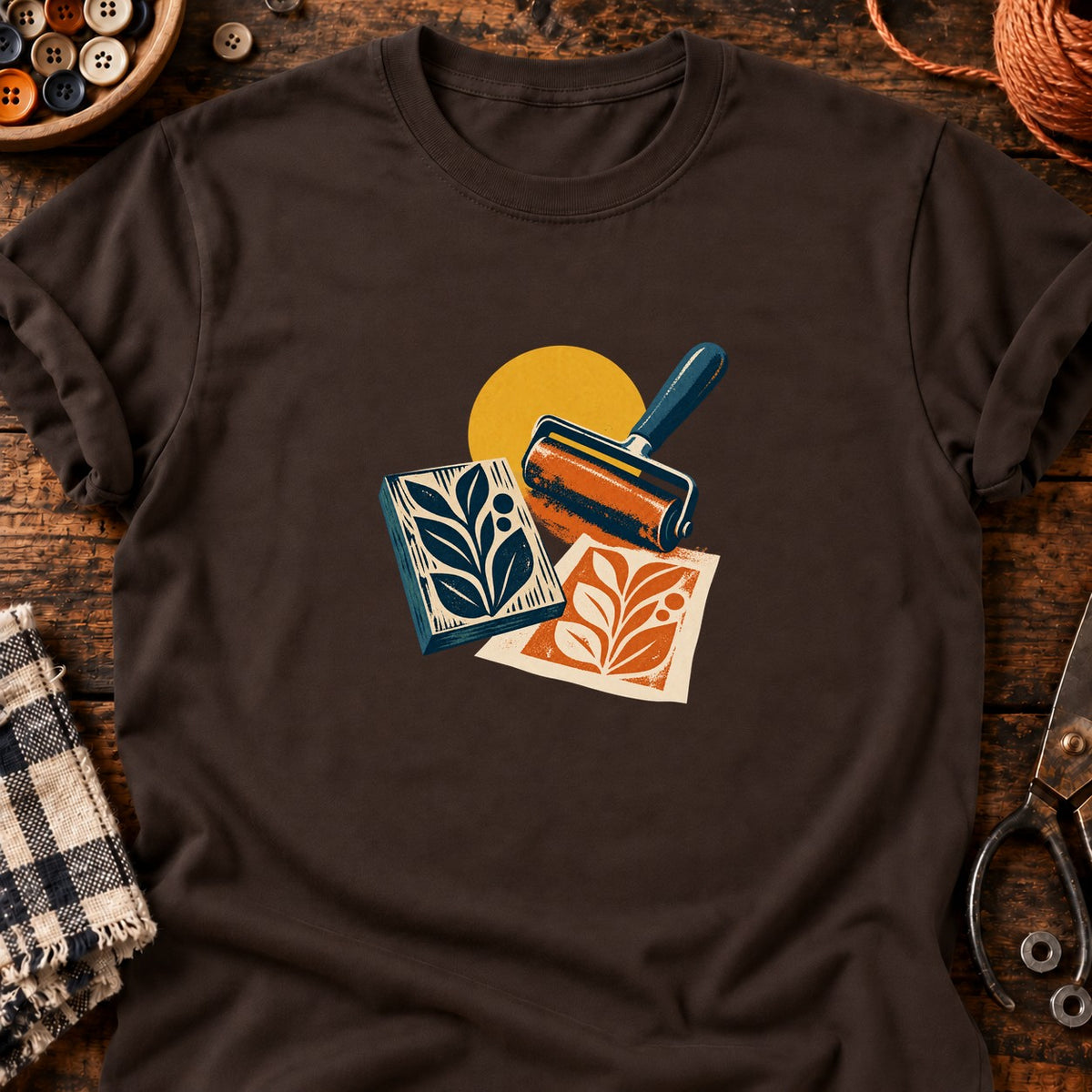 Composition rétro linogravure et rouleau encreur — T-shirt chocolat