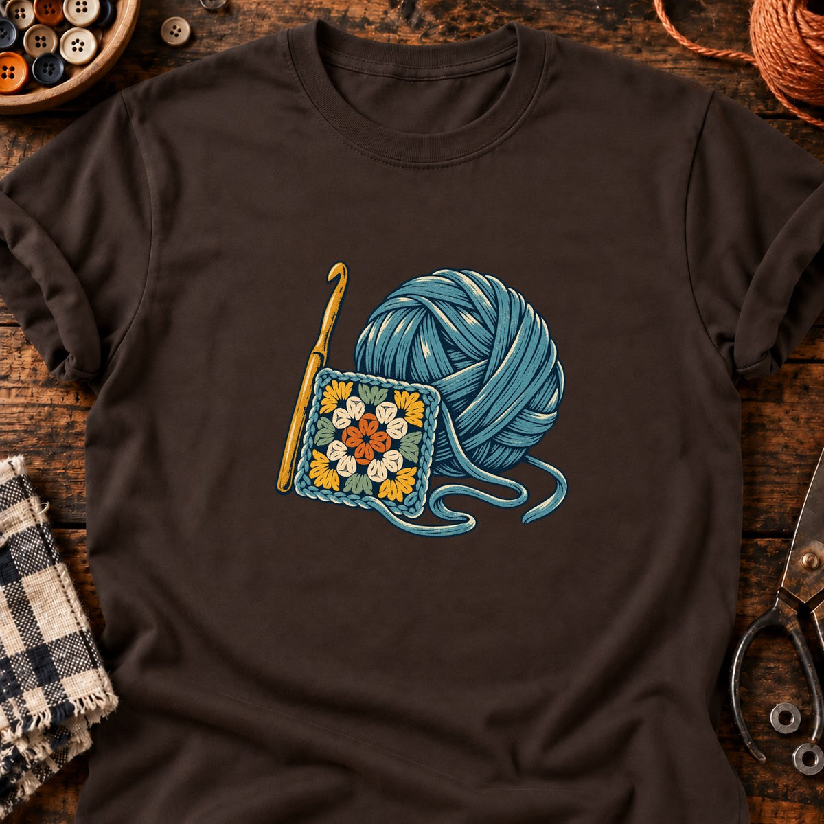 Crochet et carré fleuri en linogravure — T-shirt chocolat