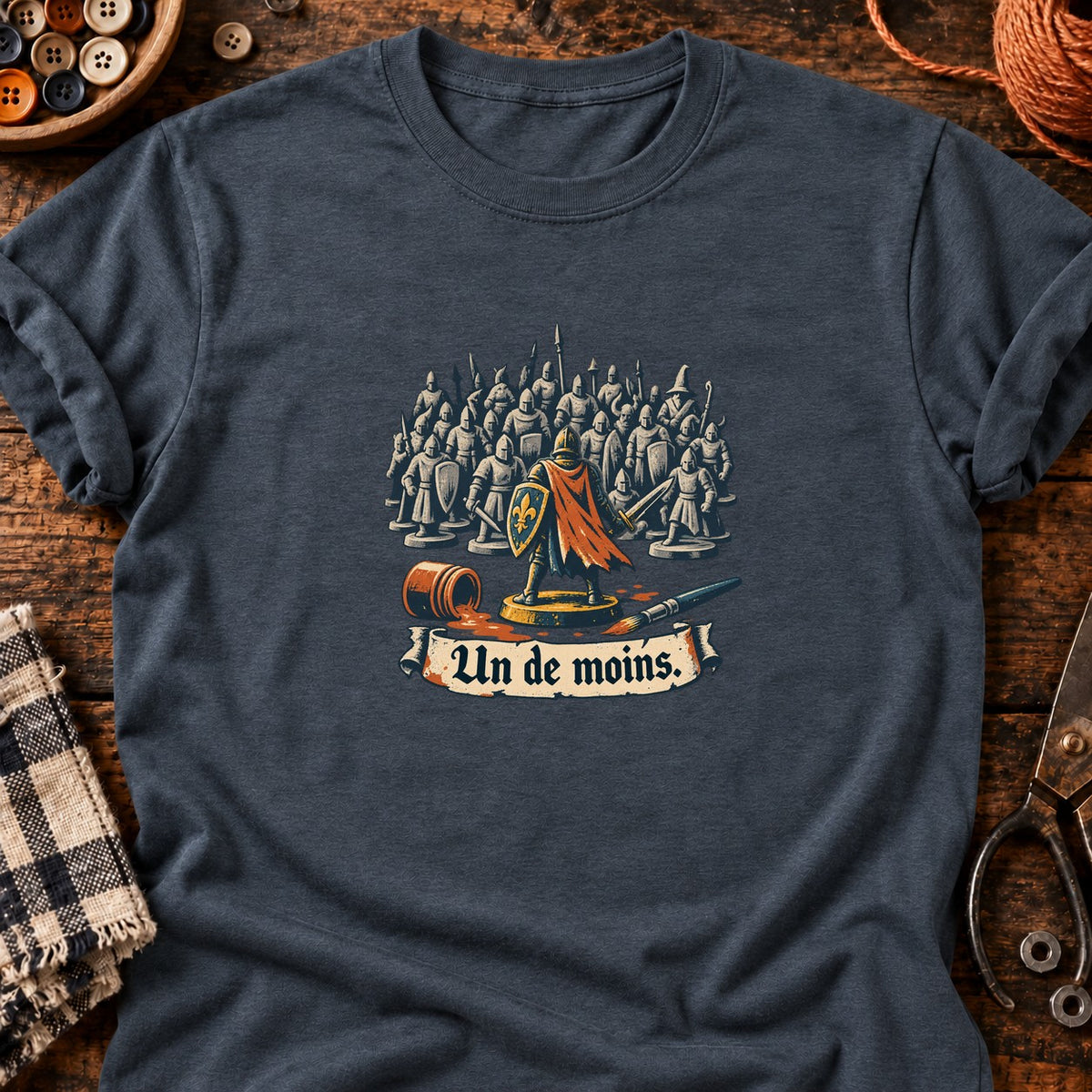 Chevalier miniature et foule de figurines — T-shirt gris anthracite chiné