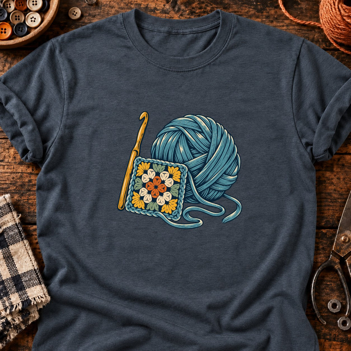 Crochet et carré fleuri en linogravure — T-shirt gris anthracite chiné