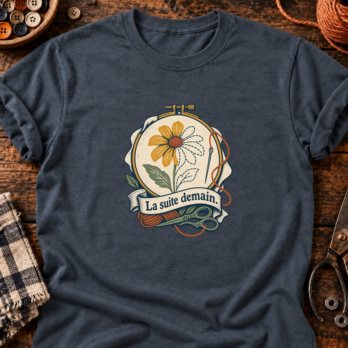 Fleur en cours de broderie — T-shirt gris anthracite chiné