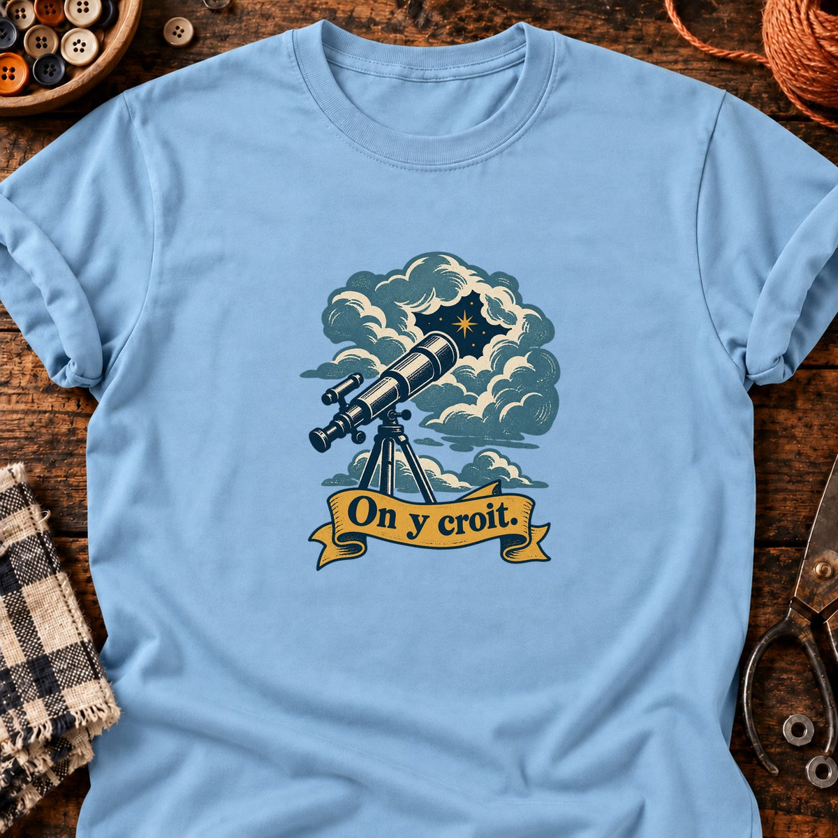 Télescope pointé vers une éclaircie — T-shirt bleu clair