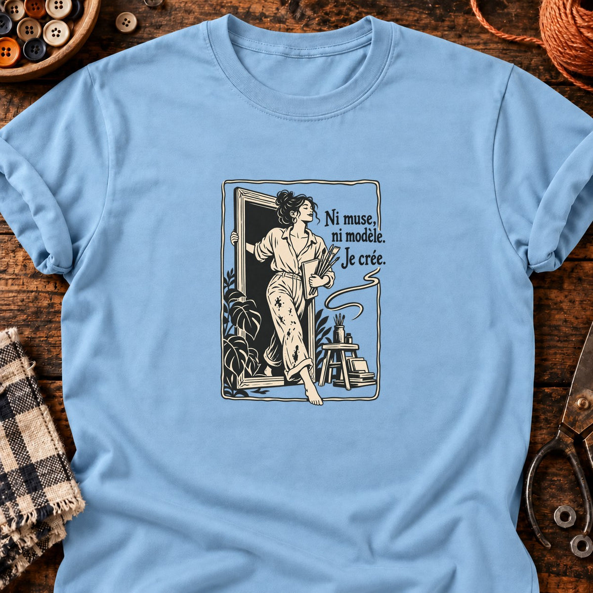Ni muse, ni modèle. Je crée. — T-shirt bleu clair