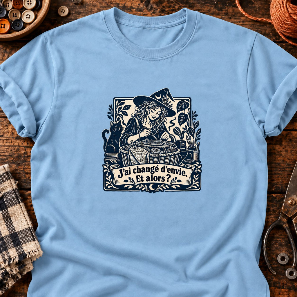 Sorcière bricoleuse et panier oublié — T-shirt bleu clair