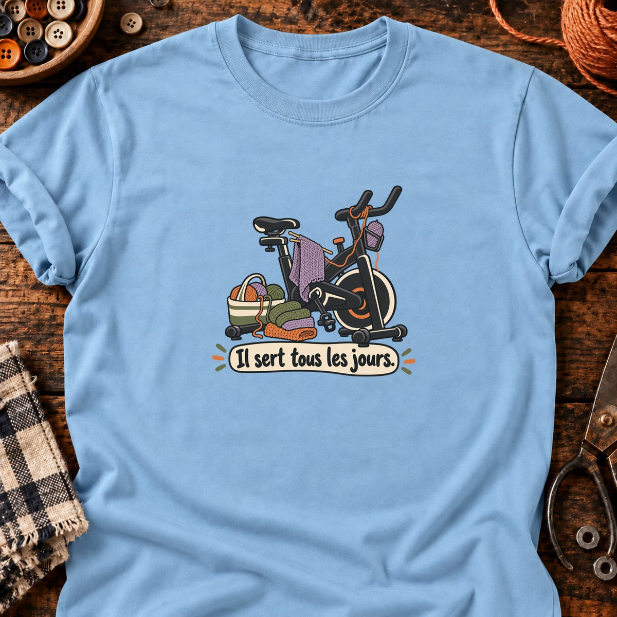 Vélo d’appartement et tricot Il sert tous les jours. — T-shirt bleu clair