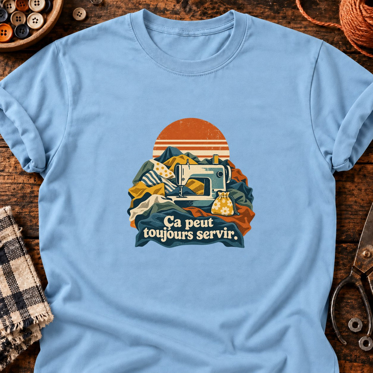 Machine à coudre rétro montagnes de tissu — T-shirt bleu clair