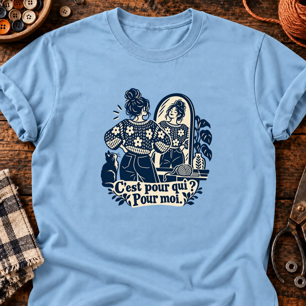 Femme admirant son pull fait main — T-shirt bleu clair