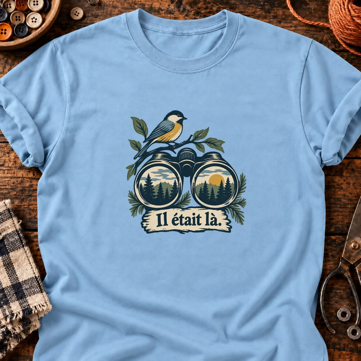 Jumelles et oiseau en linogravure — T-shirt bleu clair