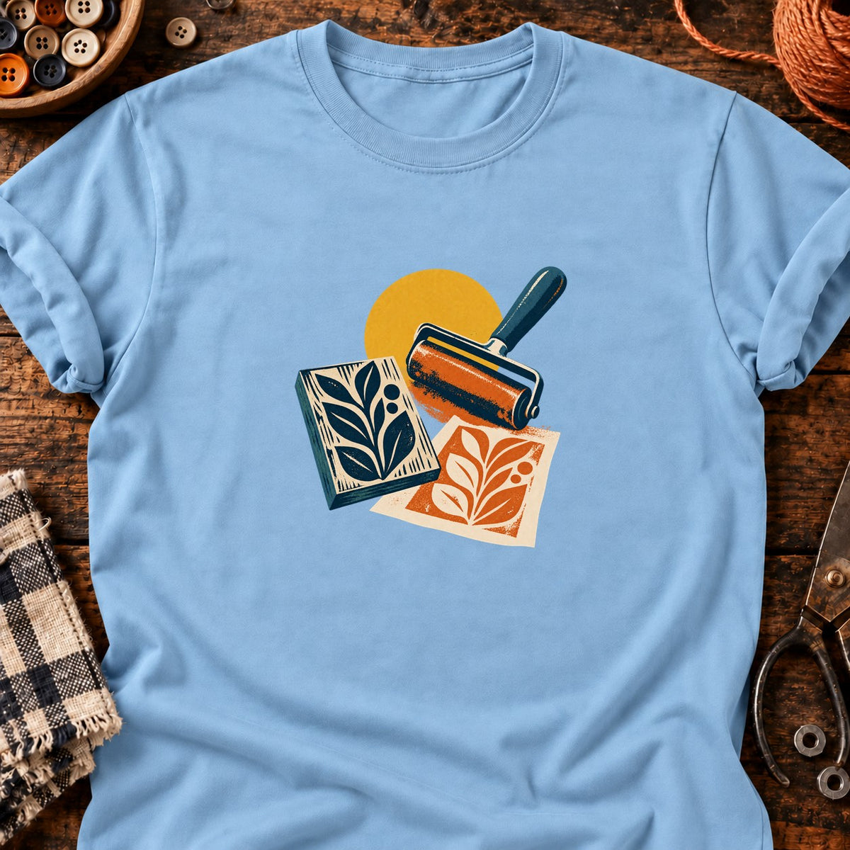 Composition rétro linogravure et rouleau encreur — T-shirt bleu clair
