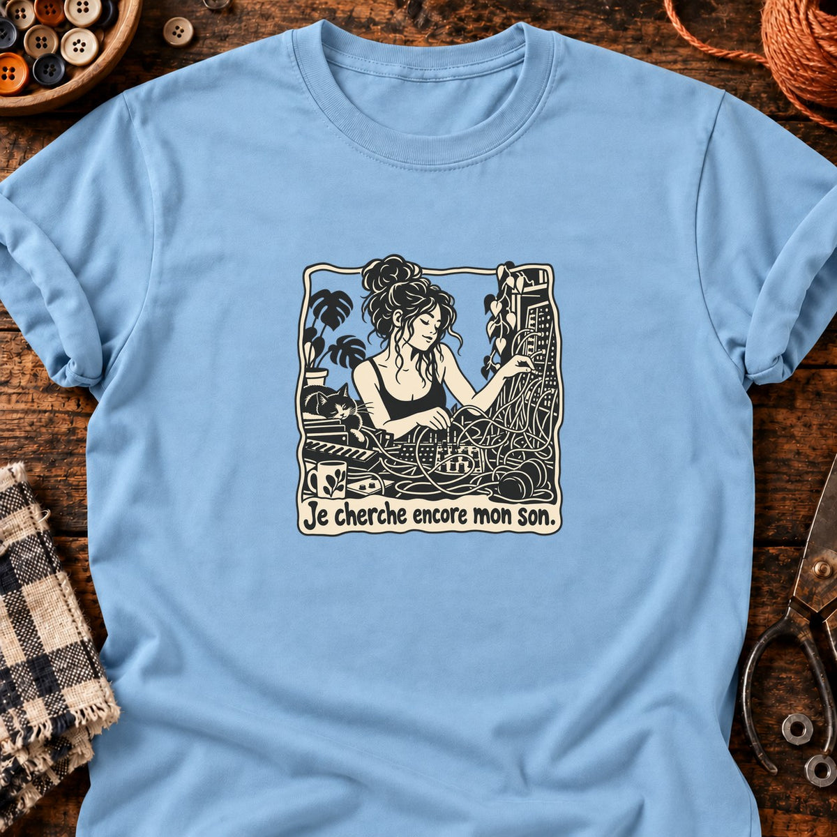 Créatrice de son parmi les câbles — T-shirt bleu clair