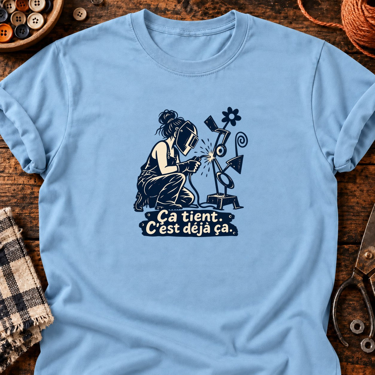 Soudeuse et sculpture bancale — T-shirt bleu clair