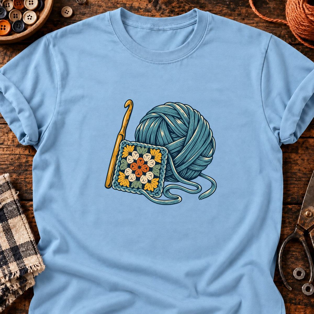 Crochet et carré fleuri en linogravure — T-shirt bleu clair